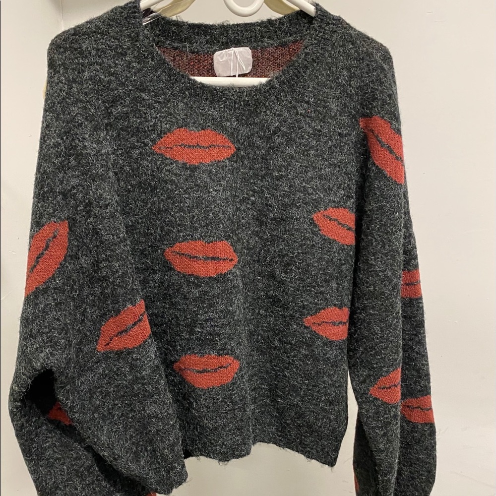 NWOT POL Medium Red Kisses/Lip Print Gray Sweater